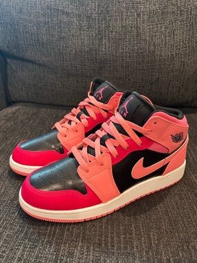 Jordan 1 Mid GS (Coral Chalk)